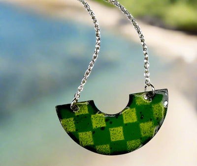 Checkered Arch Necklace